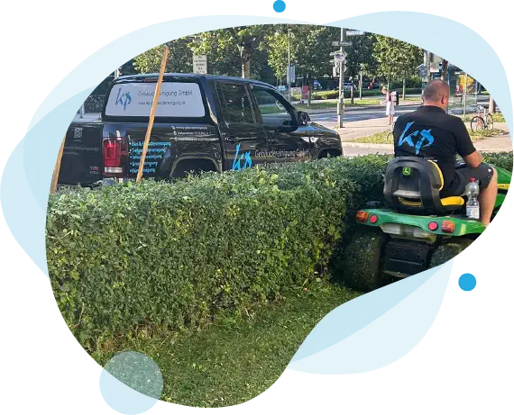 Mitarbeiter bei der Gartenpflege für Gebäudereinigung von Wohngebäuden in München.