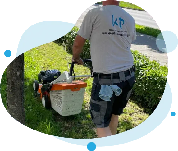 Mitarbeiter der KP Gebäudereinigung GmbH mäht mit einem Rasenmäher den Rasen einer Außenanlage. Auf seinem T-Shirt ist das Firmenlogo zu sehen.